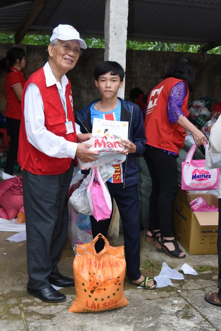 Medical examining, medicine supplying and gift giving in Binh Dinh