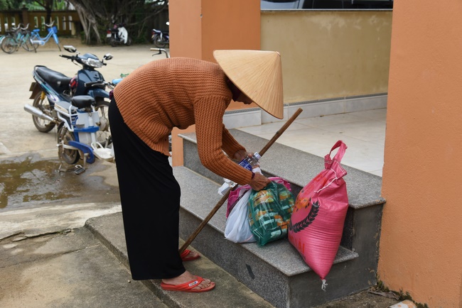 Medical examining, medicine supplying and gift giving in Binh Dinh