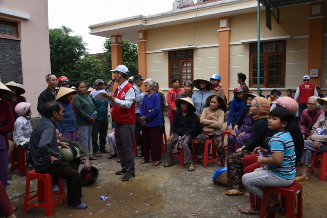Medical examining, medicine supplying and gift giving in Binh Dinh