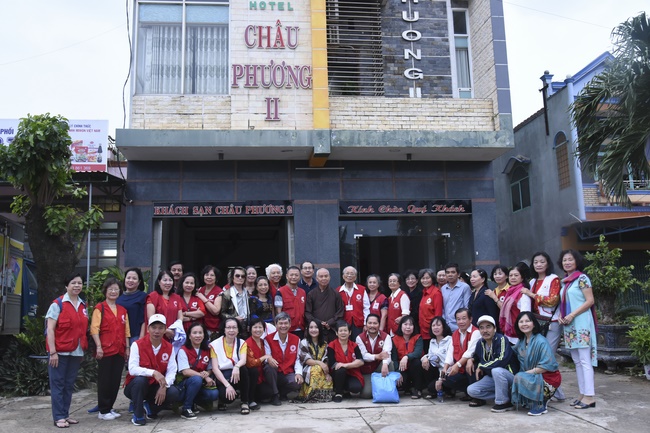 Medical examining, medicine supplying and gift giving in Binh Dinh