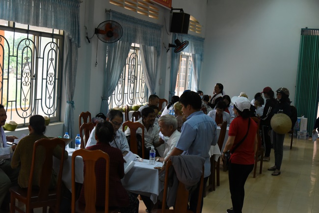 Medical examining, medicine supplying and gift giving in Binh Dinh