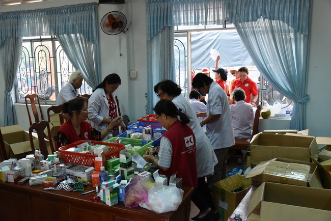 Medical examining, medicine supplying and gift giving in Binh Dinh
