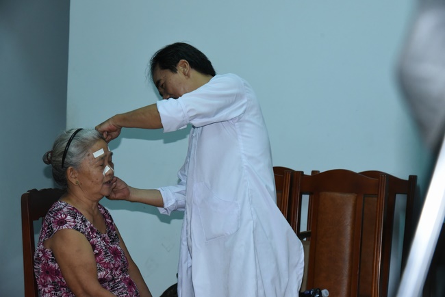 Medical examining, medicine supplying and gift giving in Binh Dinh
