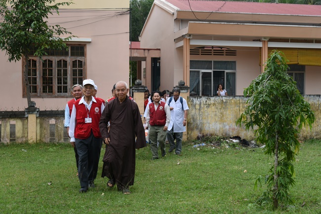 Medical examining, medicine supplying and gift giving in Binh Dinh