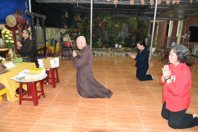 Medical examining, medicine supplying and gift giving in Binh Dinh