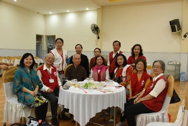 Medical examining, medicine supplying and gift giving in Binh Dinh