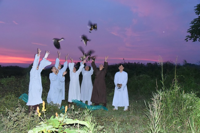 Medical examining, medicine supplying and gift giving in Binh Dinh