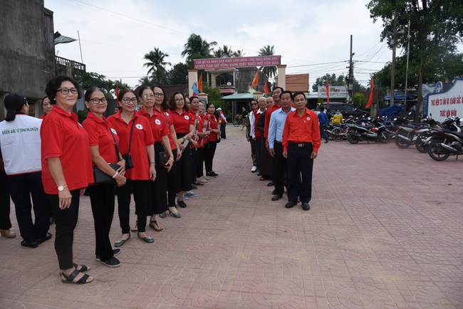 Medical examining, medicine supplying and gift giving in Binh Dinh