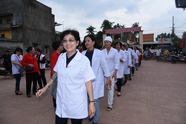 Medical examining, medicine supplying and gift giving in Binh Dinh