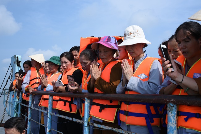Freeing creatures at Co Bac ferry in Can Tho