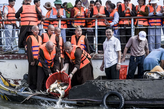 Freeing creatures at Co Bac ferry in Can Tho