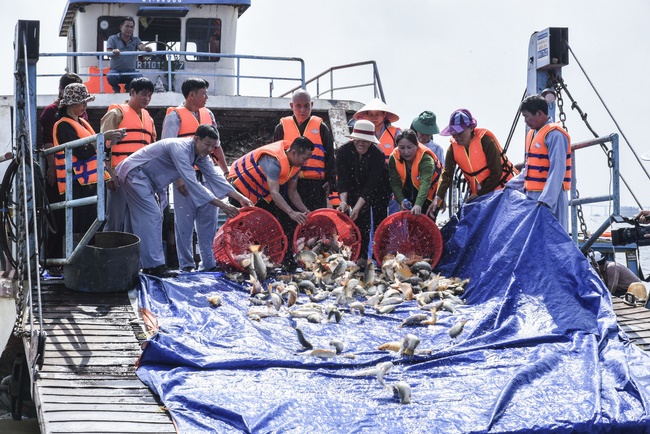 Freeing creatures at Co Bac ferry in Can Tho