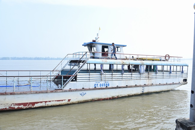 Freeing creatures at Co Bac ferry in Can Tho