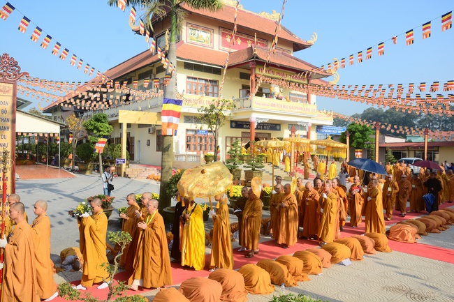 Receiving precepts from the Dieu Tam precept altar of the monks at Hoang Phap Pagoda