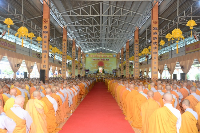 Receiving precepts from the Dieu Tam precept altar of the monks at Hoang Phap Pagoda