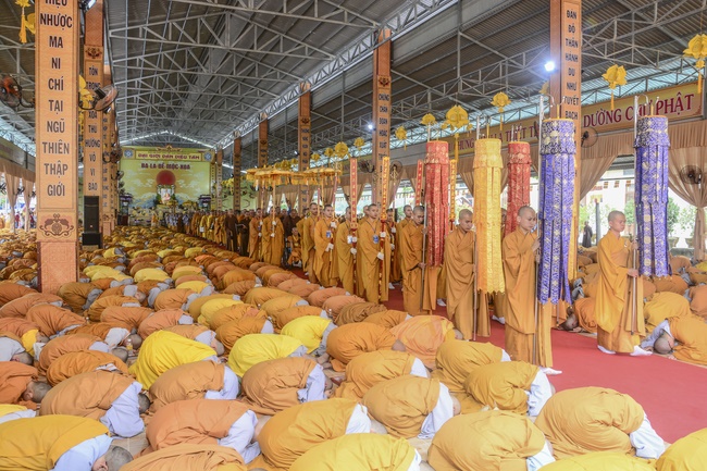 Receiving precepts from the Dieu Tam precept altar of the monks at Hoang Phap Pagoda