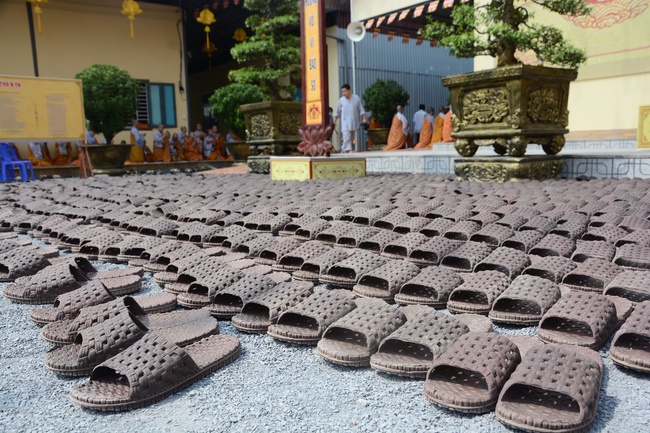 Receiving precepts from the Dieu Tam precept altar of the monks at Hoang Phap Pagoda