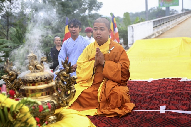 The  ceremony putting the Buddha statue at Dong Cao Pagoda