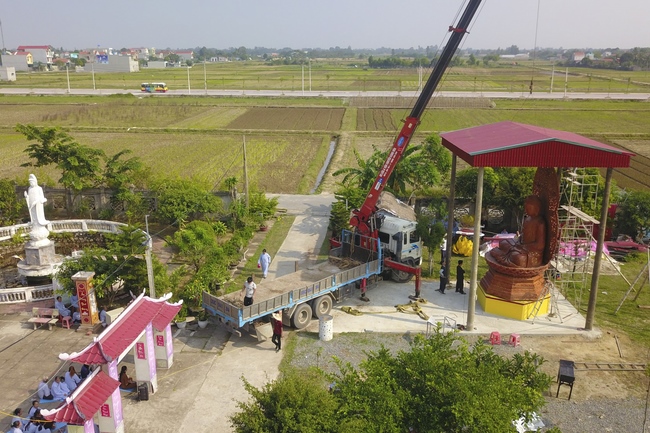 The  ceremony putting the Buddha statue at Dong Cao Pagoda