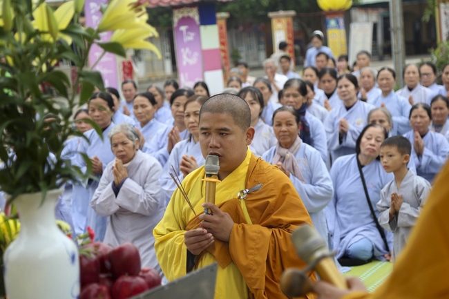 The  ceremony putting the Buddha statue at Dong Cao Pagoda