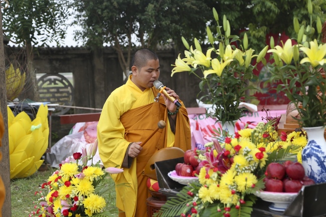 The  ceremony putting the Buddha statue at Dong Cao Pagoda