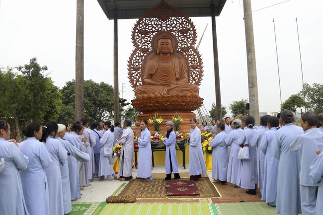 The  ceremony putting the Buddha statue at Dong Cao Pagoda