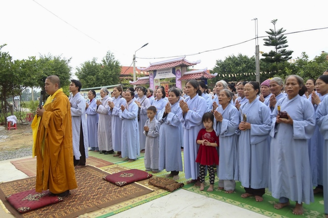 The  ceremony putting the Buddha statue at Dong Cao Pagoda