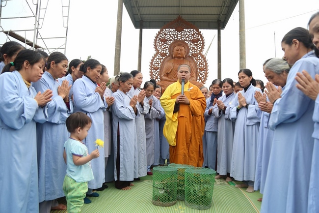 The  ceremony putting the Buddha statue at Dong Cao Pagoda