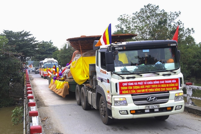The  ceremony putting the Buddha statue at Dong Cao Pagoda