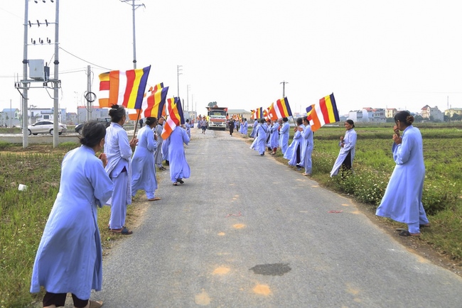 The  ceremony putting the Buddha statue at Dong Cao Pagoda