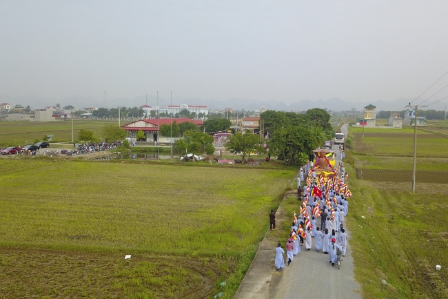 The  ceremony putting the Buddha statue at Dong Cao Pagoda