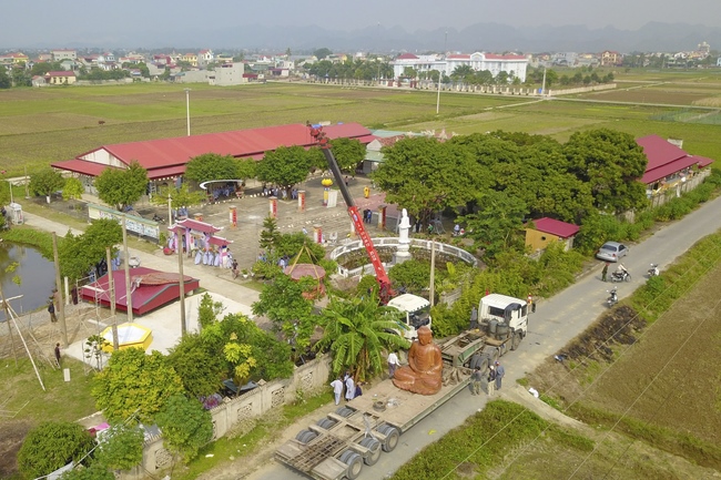 The  ceremony putting the Buddha statue at Dong Cao Pagoda