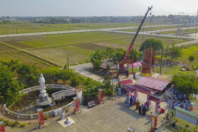 The  ceremony putting the Buddha statue at Dong Cao Pagoda
