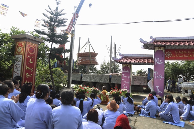 The  ceremony putting the Buddha statue at Dong Cao Pagoda