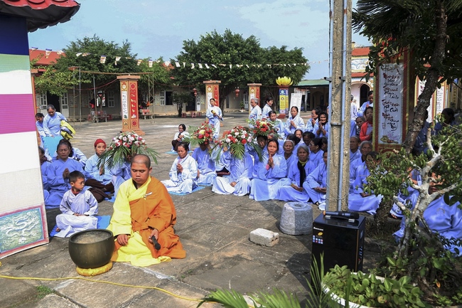 The  ceremony putting the Buddha statue at Dong Cao Pagoda