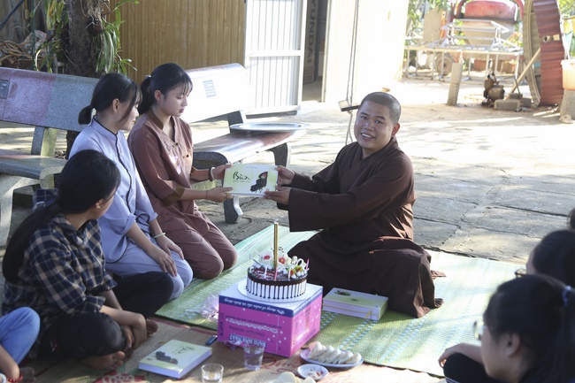 Dong Cao Pagoda giving charity gifts
