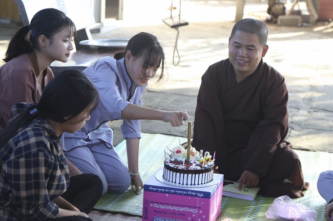 Dong Cao Pagoda giving charity gifts
