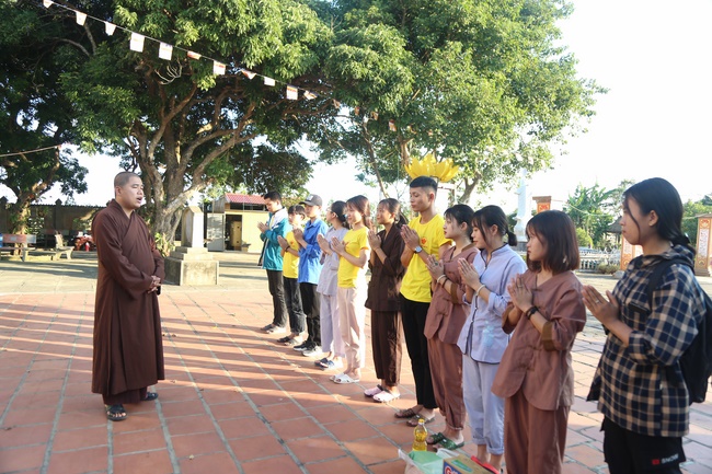 Dong Cao Pagoda giving charity gifts