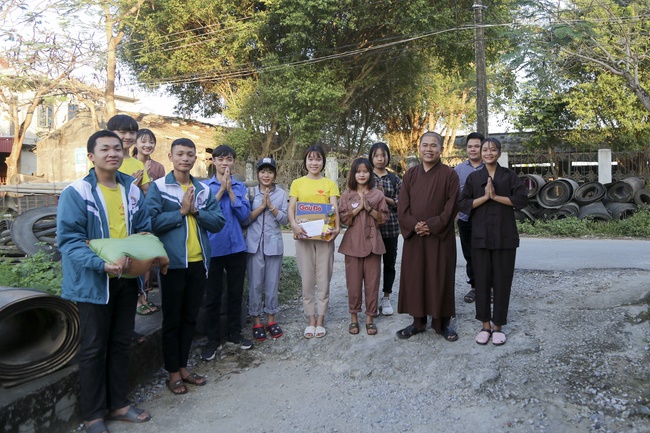 Dong Cao Pagoda giving charity gifts