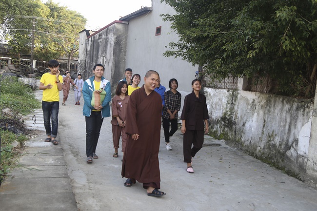 Dong Cao Pagoda giving charity gifts