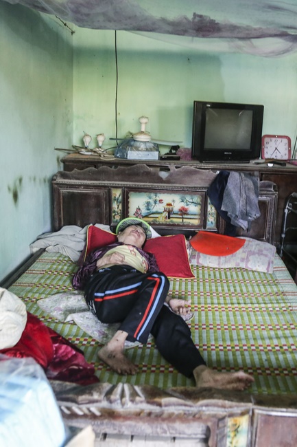 Dong Cao Pagoda giving charity gifts