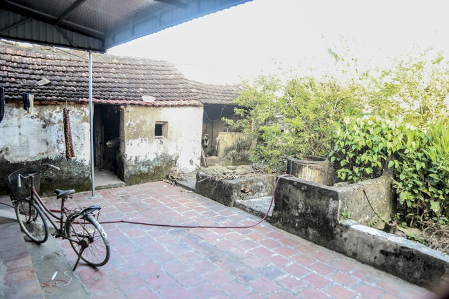 Dong Cao Pagoda giving charity gifts