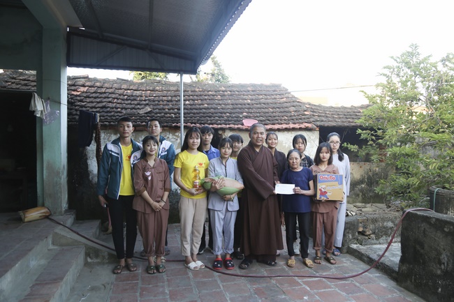 Dong Cao Pagoda giving charity gifts