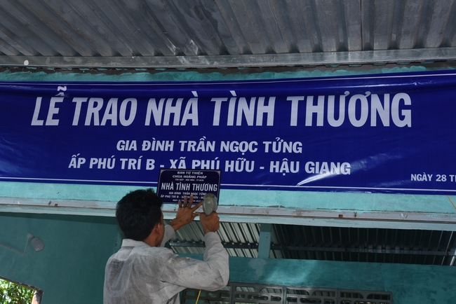 Granting Charity House in Hau Giang Province