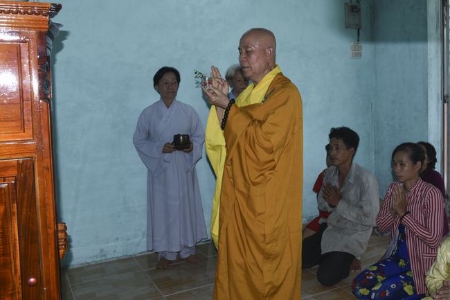 Granting Charity House in Hau Giang Province