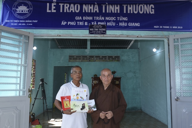 Granting Charity House in Hau Giang Province