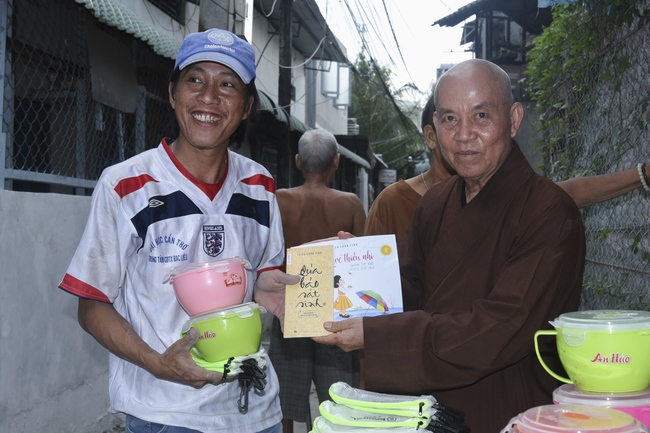 Granting Charity House in Hau Giang Province