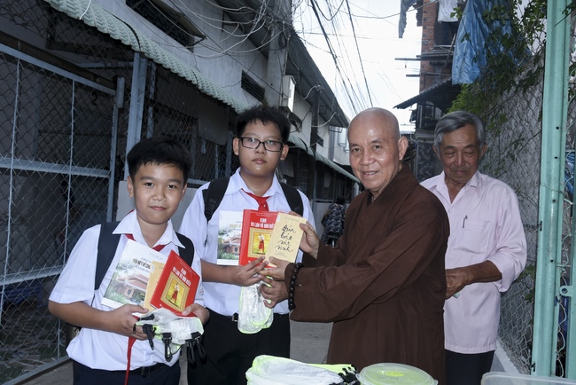 Granting Charity House in Hau Giang Province
