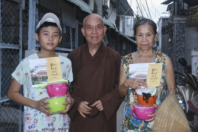 Granting Charity House in Hau Giang Province