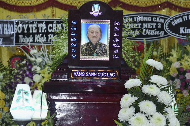 Granting Charity House in Hau Giang Province